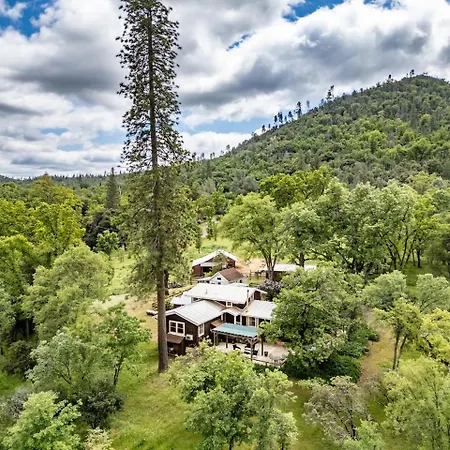 Homestead Ranch Near Yosemite With Horses And Chickens